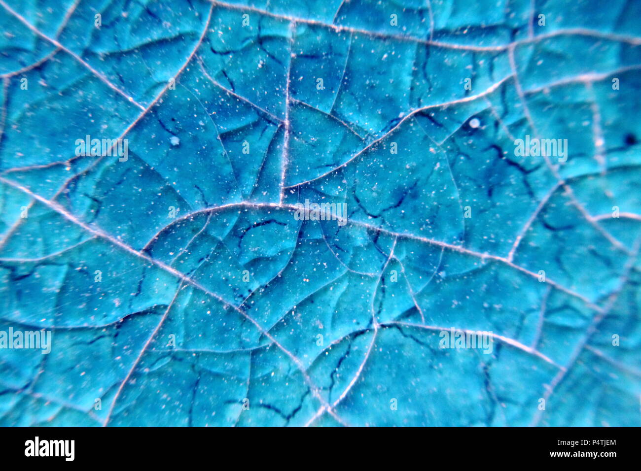 Makro von unscharfen Cyan Blau geknackt ceramik Fliesenbelag. Stockfoto