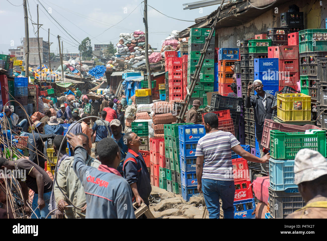 Szene im Recycling Abschnitt des Merkato von Addis Abeba. Stockfoto