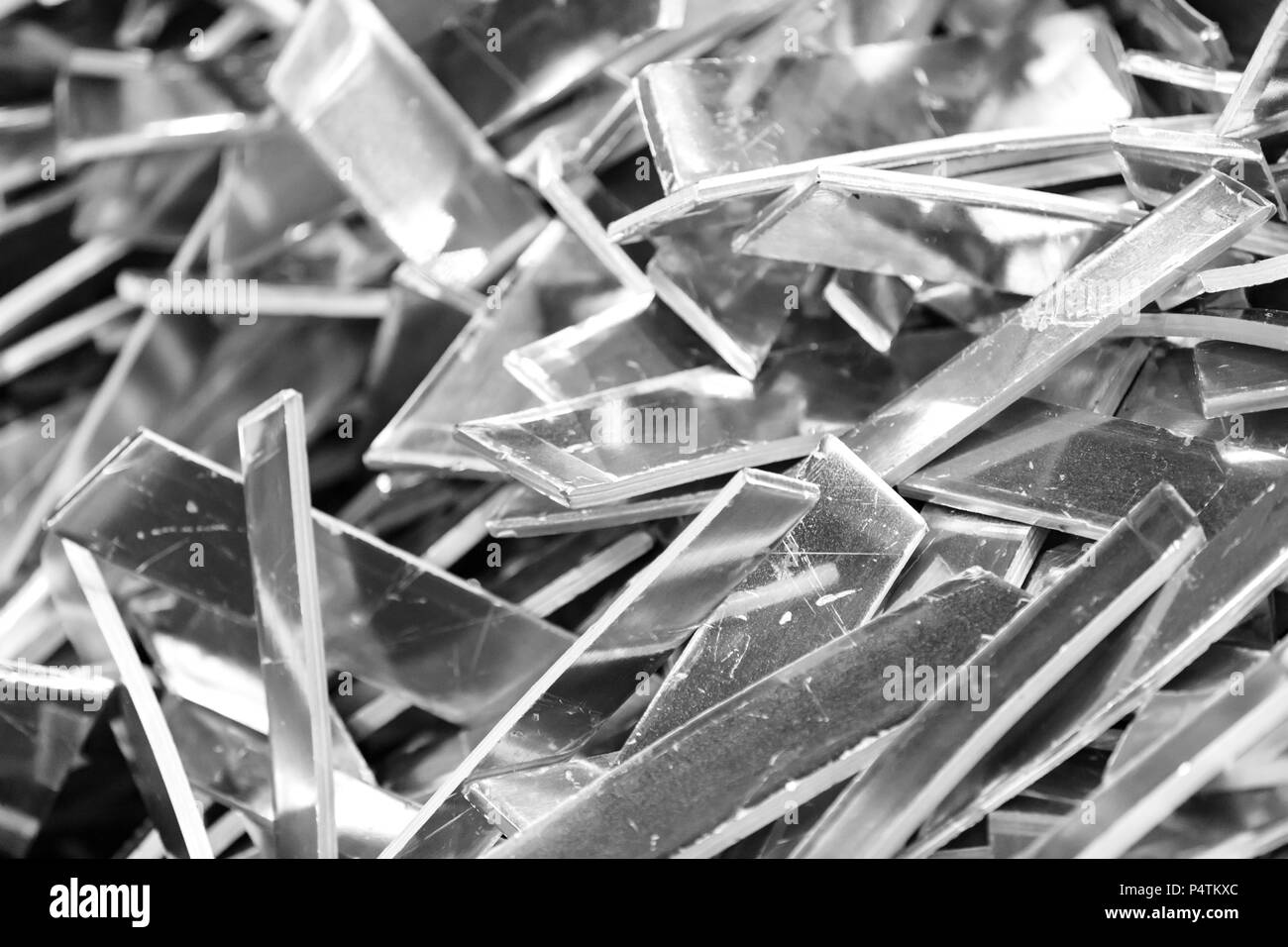 Kleine Stücke aus Aluminium während des Prozesses in der Gießerei abgelehnt für wieder schmelzen, Schwarz und Weiß Foto Stockfoto