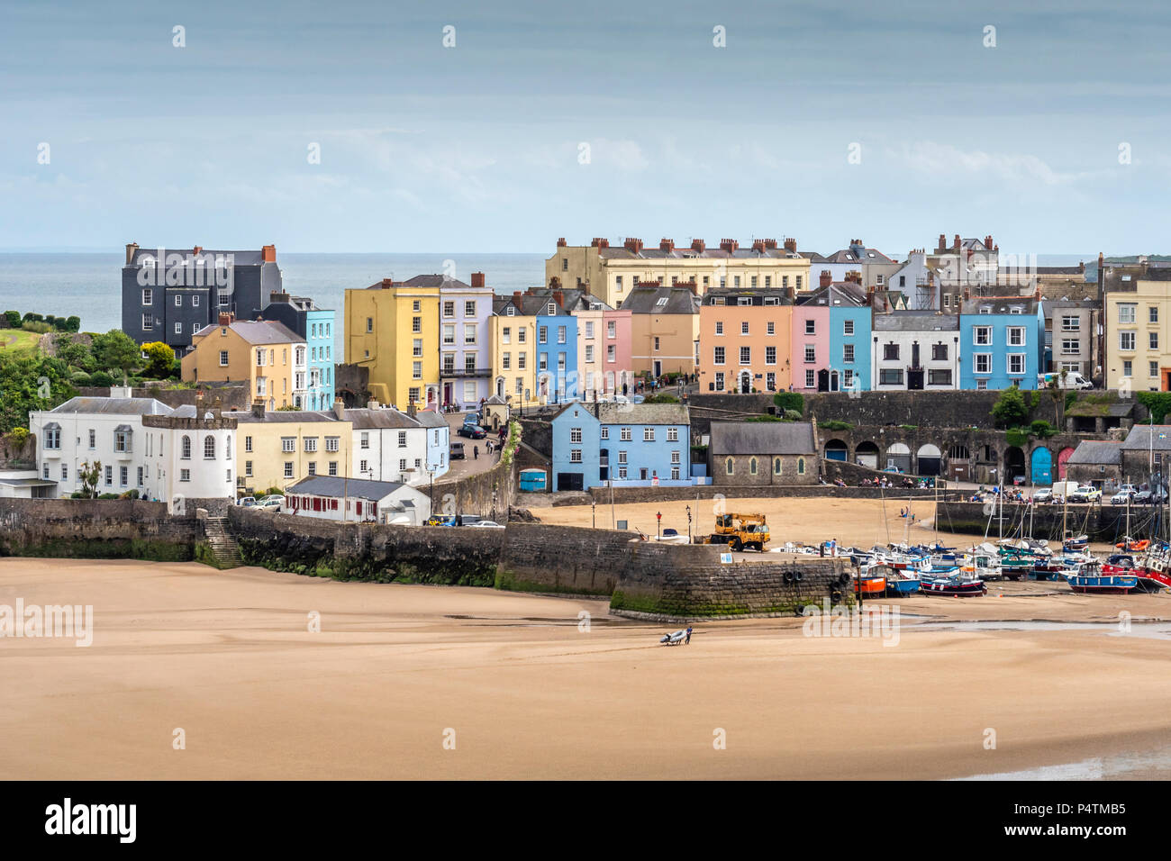 Bunte Häuser und Boote im Hafen von Tenby Pembrokeshire Wales Tenby Stockfoto