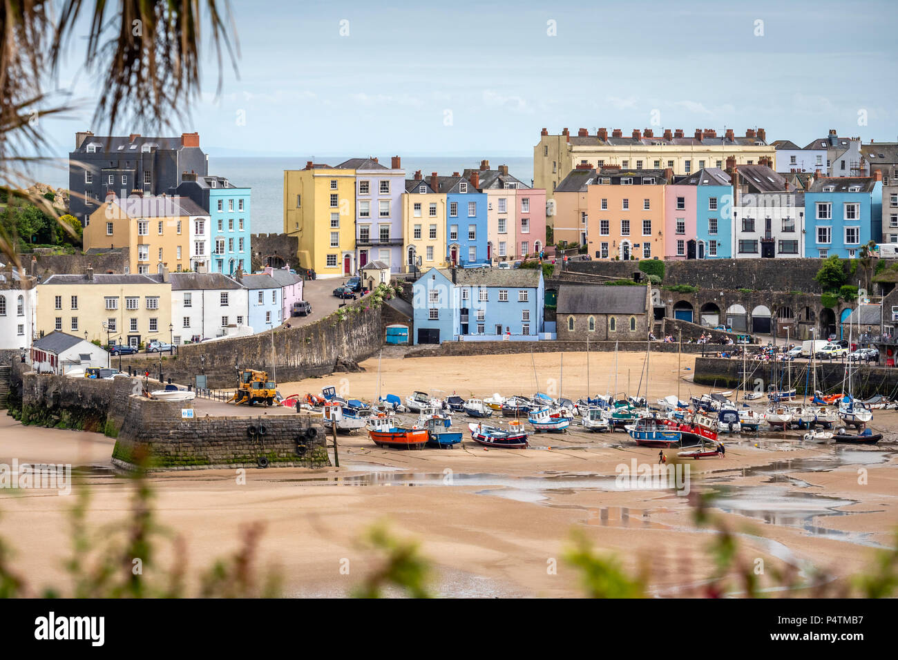Bunte Häuser und Boote im Hafen von Tenby Pembrokeshire Wales Tenby Stockfoto