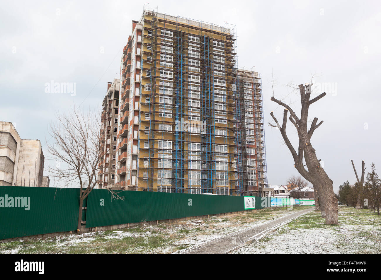 Anapa, die Region Krasnodar, Russland - 2. März 2018: Stadt Landschaft mit mehrstöckigen Wohnhaus im Bau in der Resort Dorf Dzm Stockfoto
