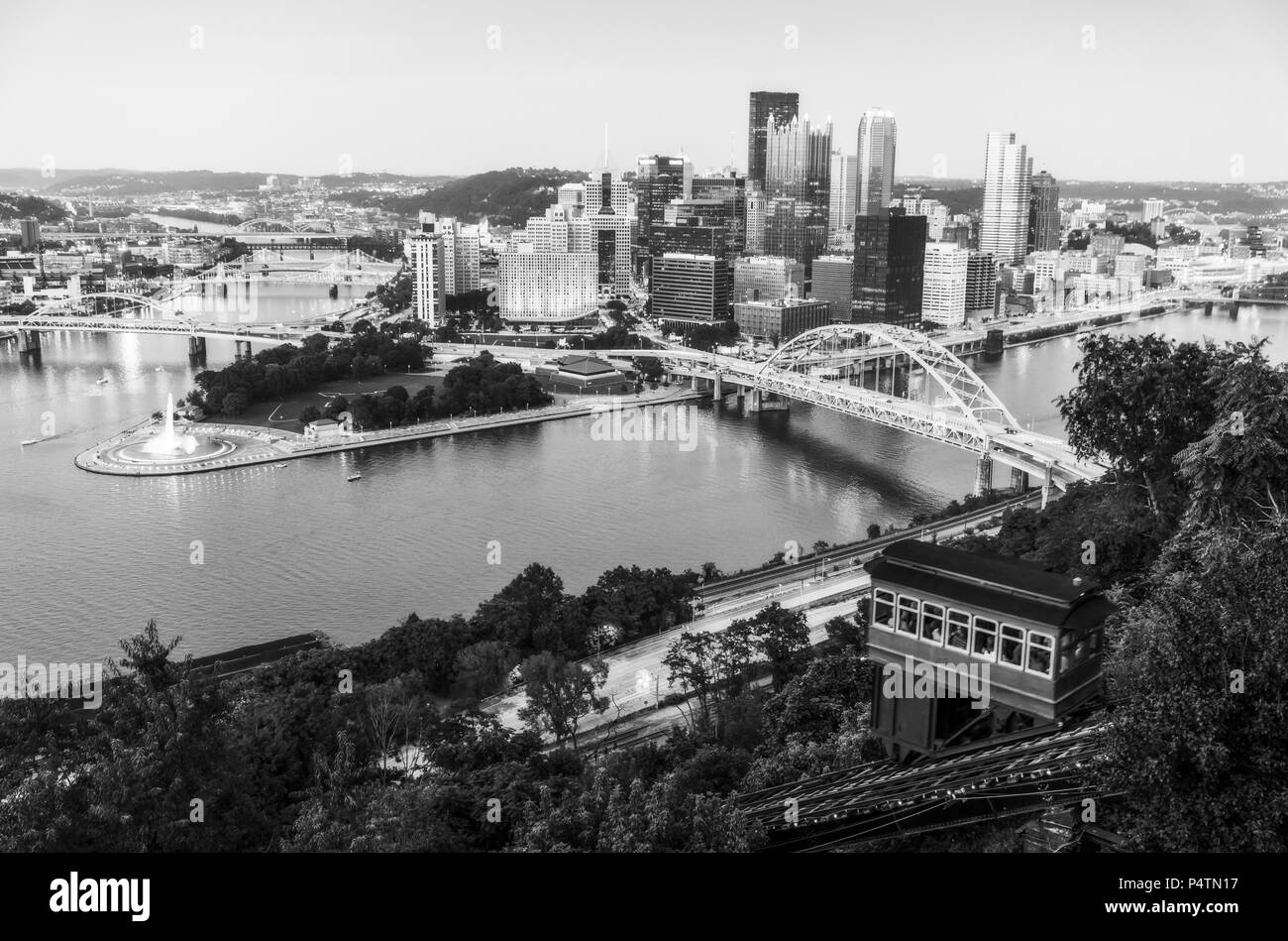 Pittsburgh, Pennsylvania, USA. 2017-08-20, schöne Pittsburgh bei Dämmerung. Stockfoto
