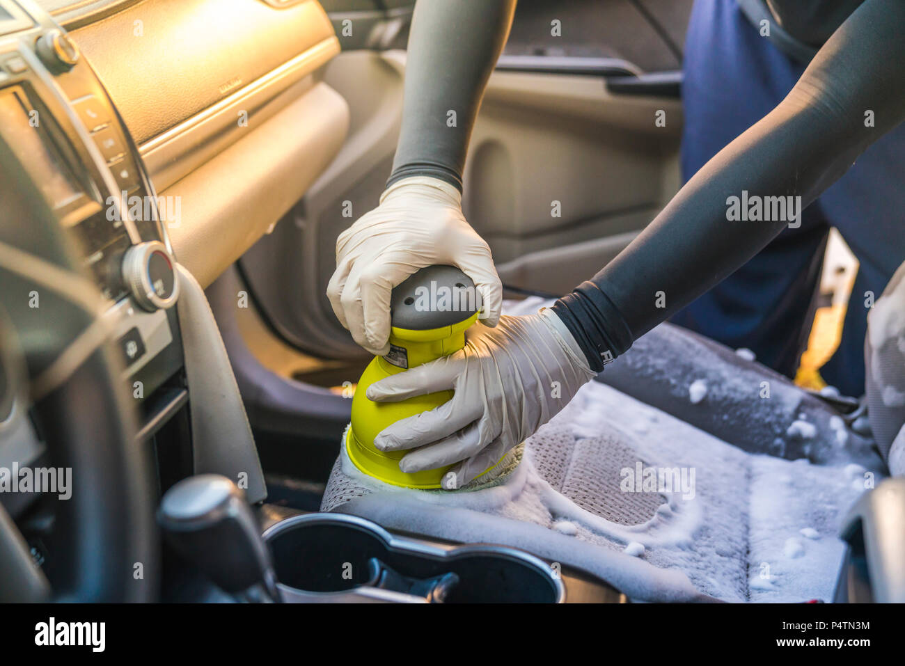 Man Cleaning Car Interior Stockfotos Man Cleaning Car