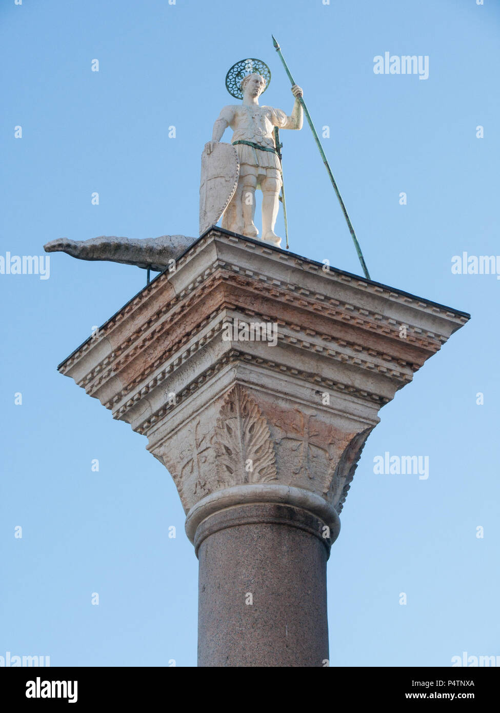 Venedig, Italien, 2. Oktober 2011: hl. Theodoros auf der westlichen Spalte in St. Markusplatz Stockfoto