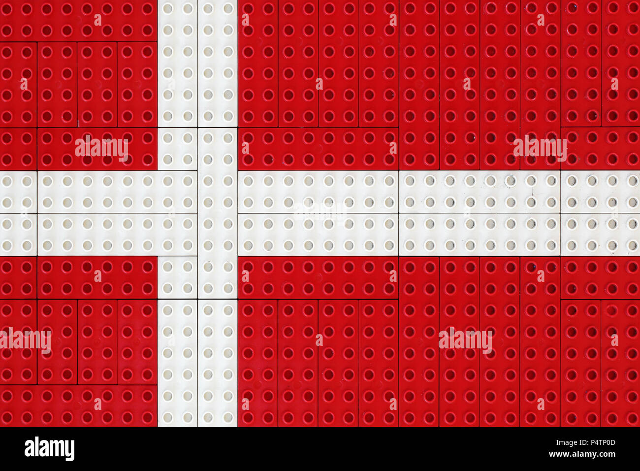 Dänische Flagge mit kleinen Ziegeln aus Kunststoff Stockfoto