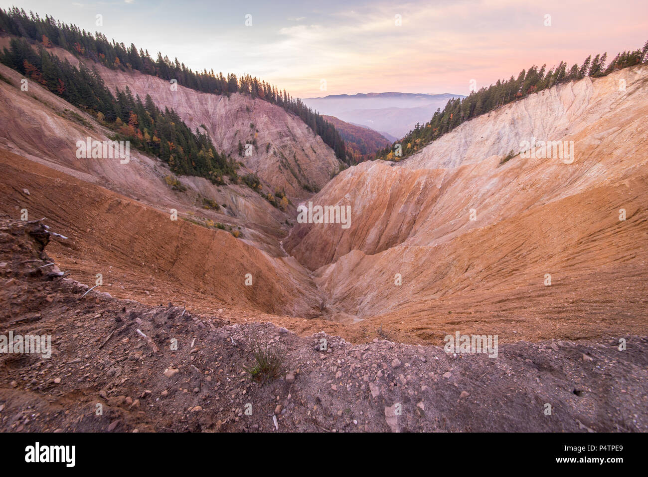 Sonnenuntergang an der Groapa Ruginoasa Ruginoasa Loch oder im Süden in der Nähe des trockenen Tal im Apuseni Naturpark, Rumänien. Stockfoto
