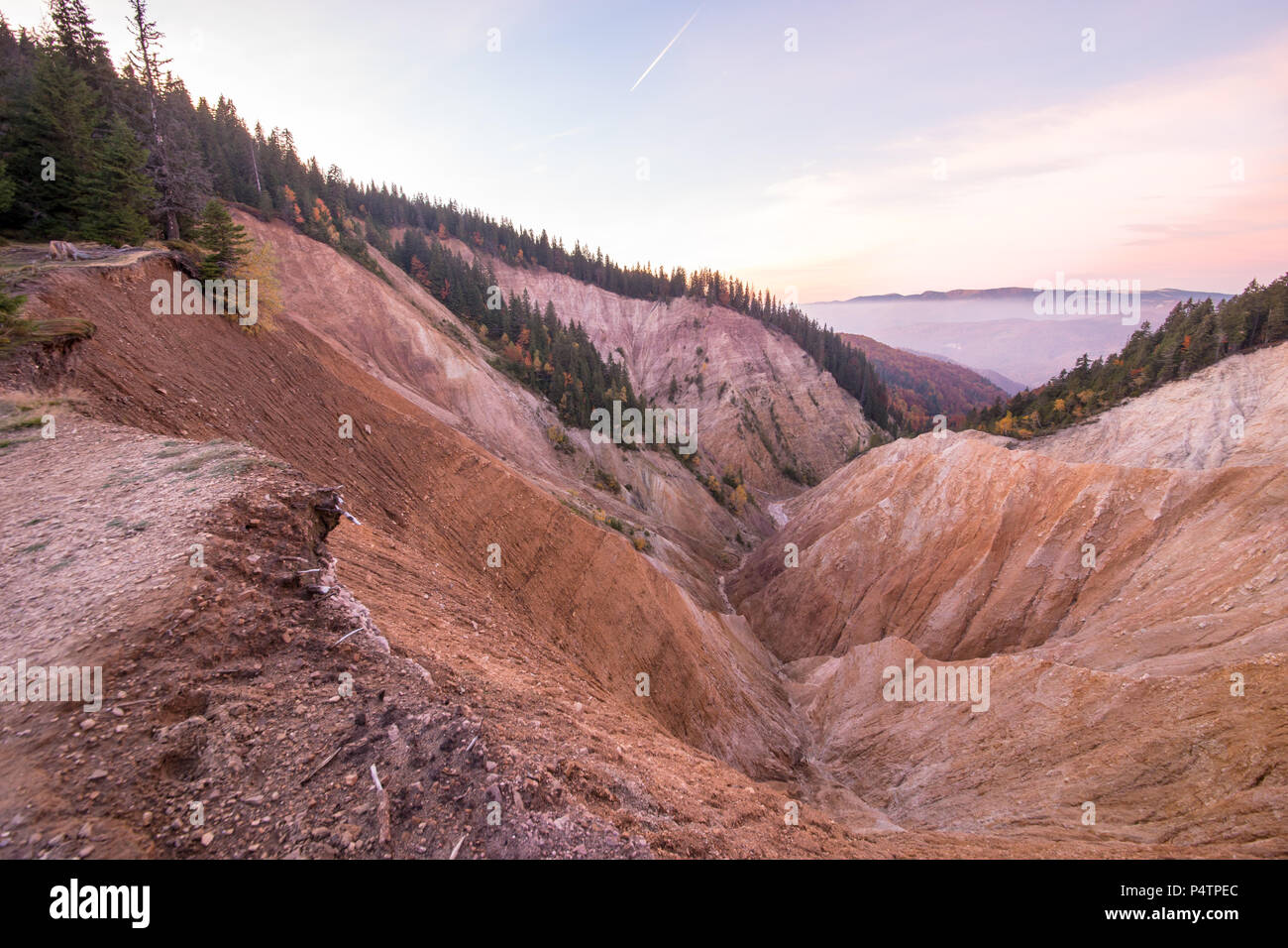 Sonnenuntergang an der Groapa Ruginoasa Ruginoasa Loch oder im Süden in der Nähe des trockenen Tal im Apuseni Naturpark, Rumänien. Stockfoto