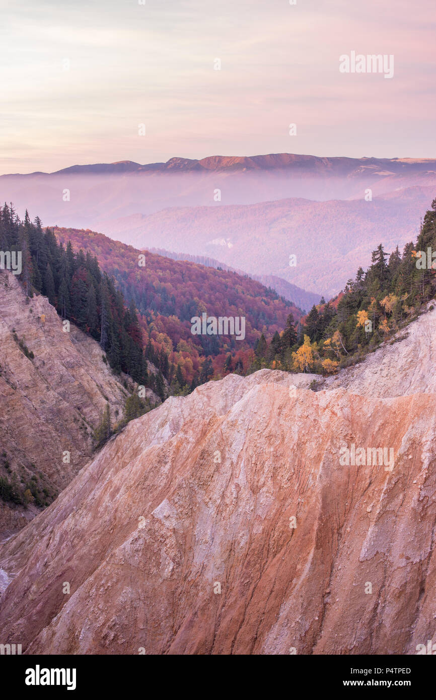 Sonnenuntergang an der Groapa Ruginoasa Ruginoasa Loch oder im Süden in der Nähe des trockenen Tal im Apuseni Naturpark, Rumänien. Stockfoto