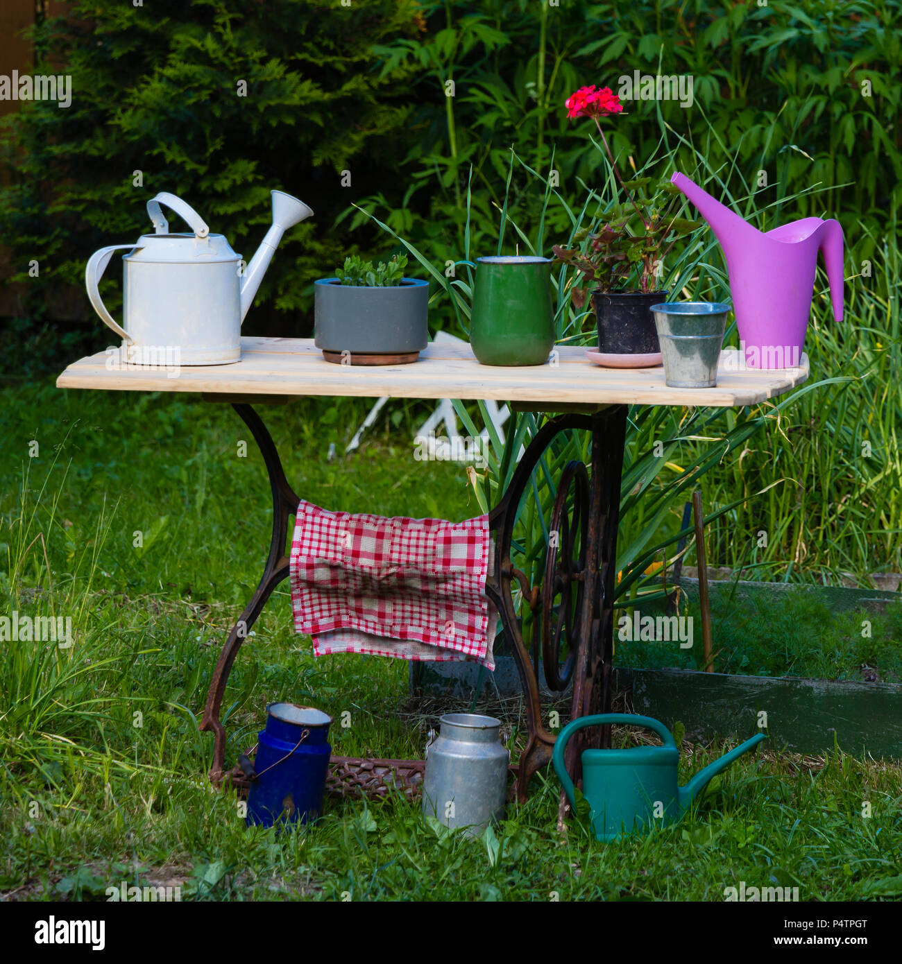 Alte Nähmaschine als Element von Garten Dekoration Stockfotografie - Alamy