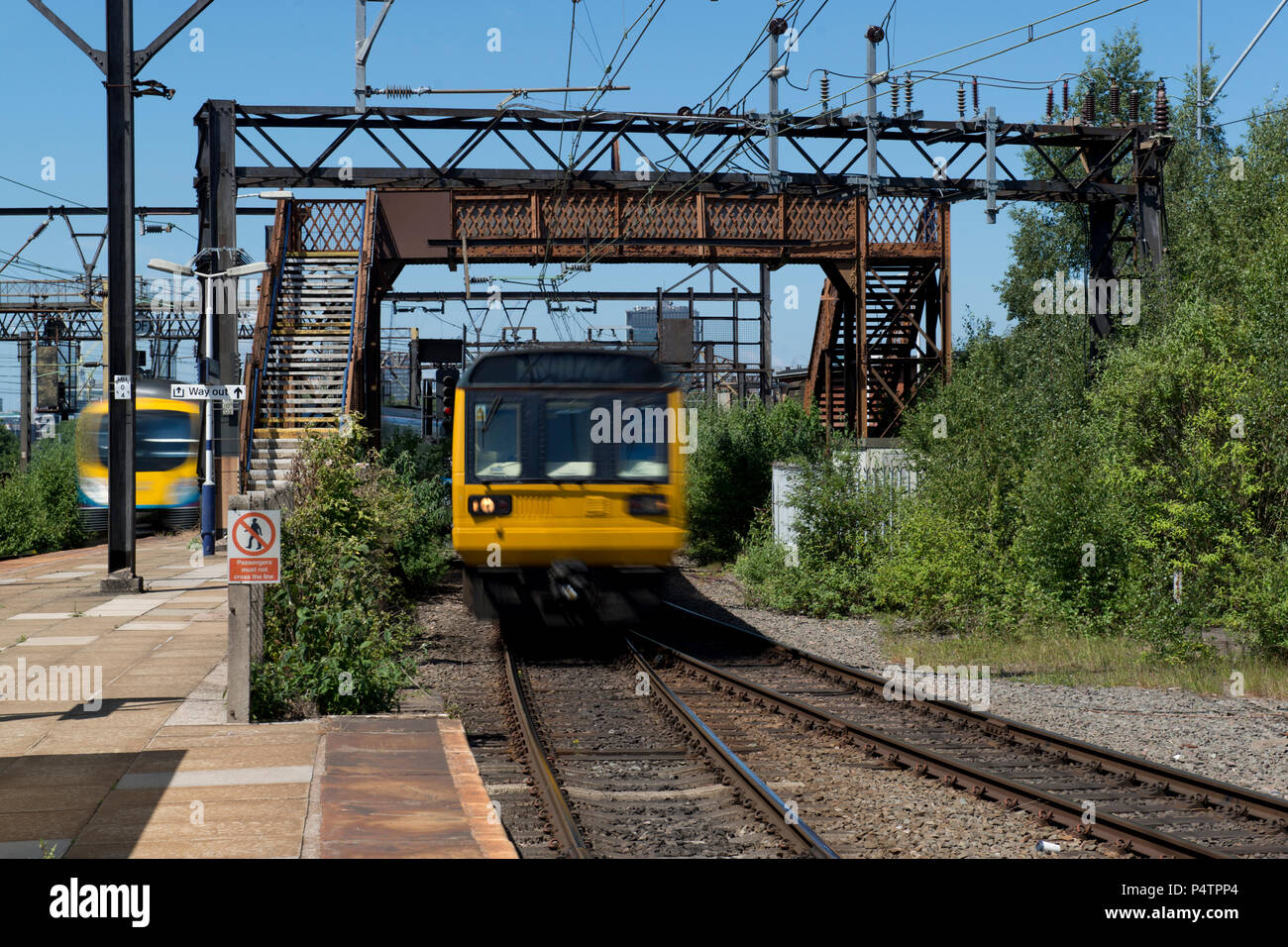 Ein British Rail Class 142 Pacer Zug geht durch die heruntergekommenen Ardwick Bahnhof in Manchester. Stockfoto