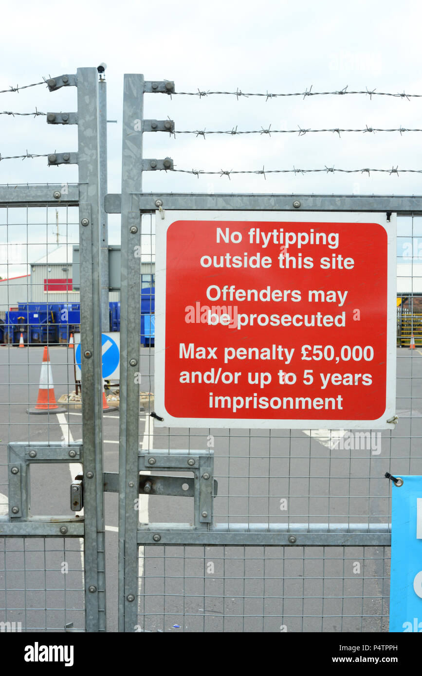 Keine flytipping Warnschild am Tor von reycling Standort Selby Straftäter verfolgt werden, max £ 50.000 Strafe und/oder bis zu 5 Jahren Haft uk Stockfoto