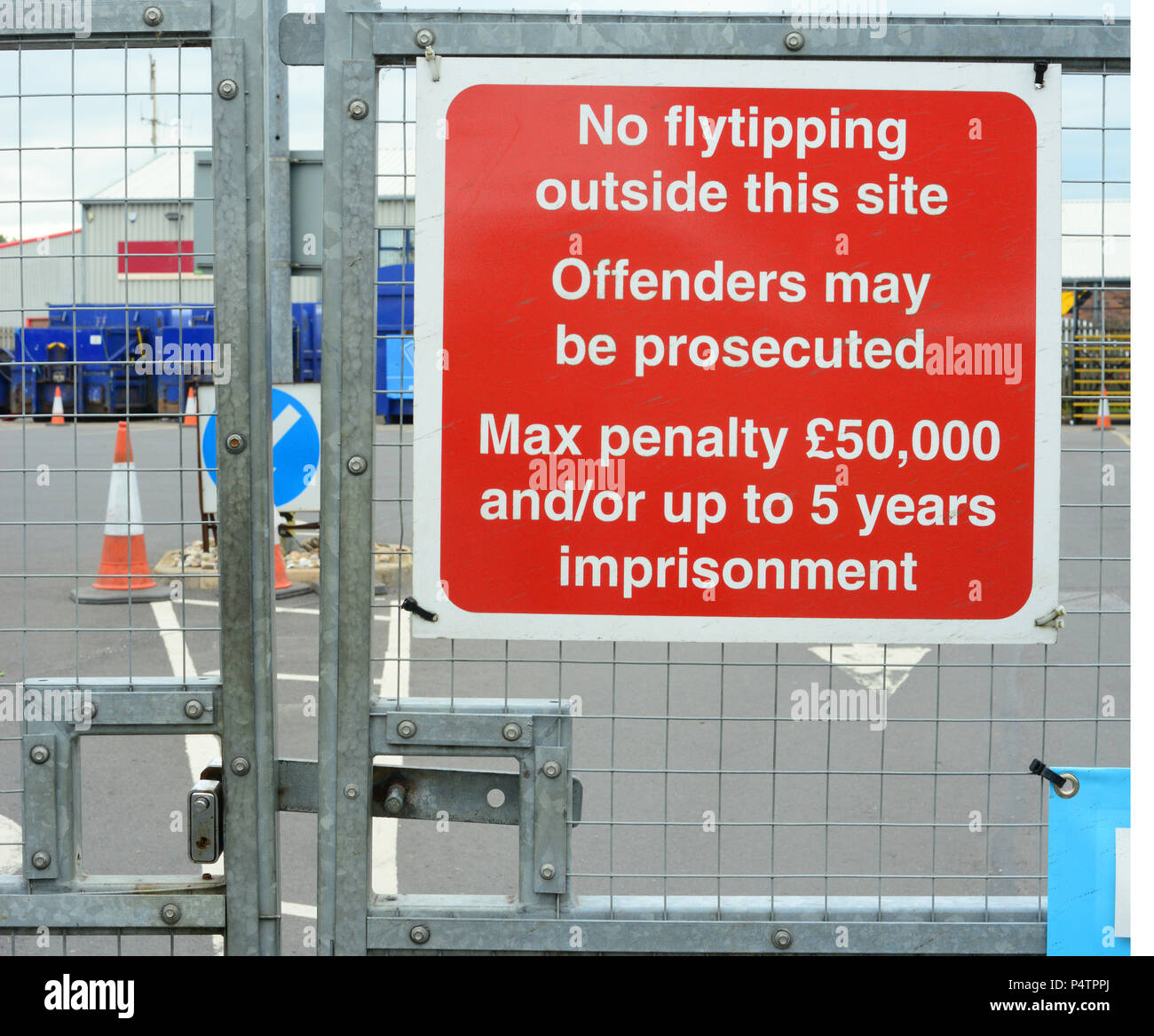 Keine flytipping Warnschild am Tor von reycling Standort Selby Straftäter verfolgt werden, max £ 50.000 Strafe und/oder bis zu 5 Jahren Haft uk Stockfoto