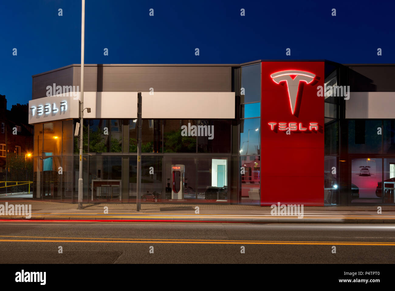 Ein Tesla Showroom in der Nacht in South Manchester, UK. Stockfoto
