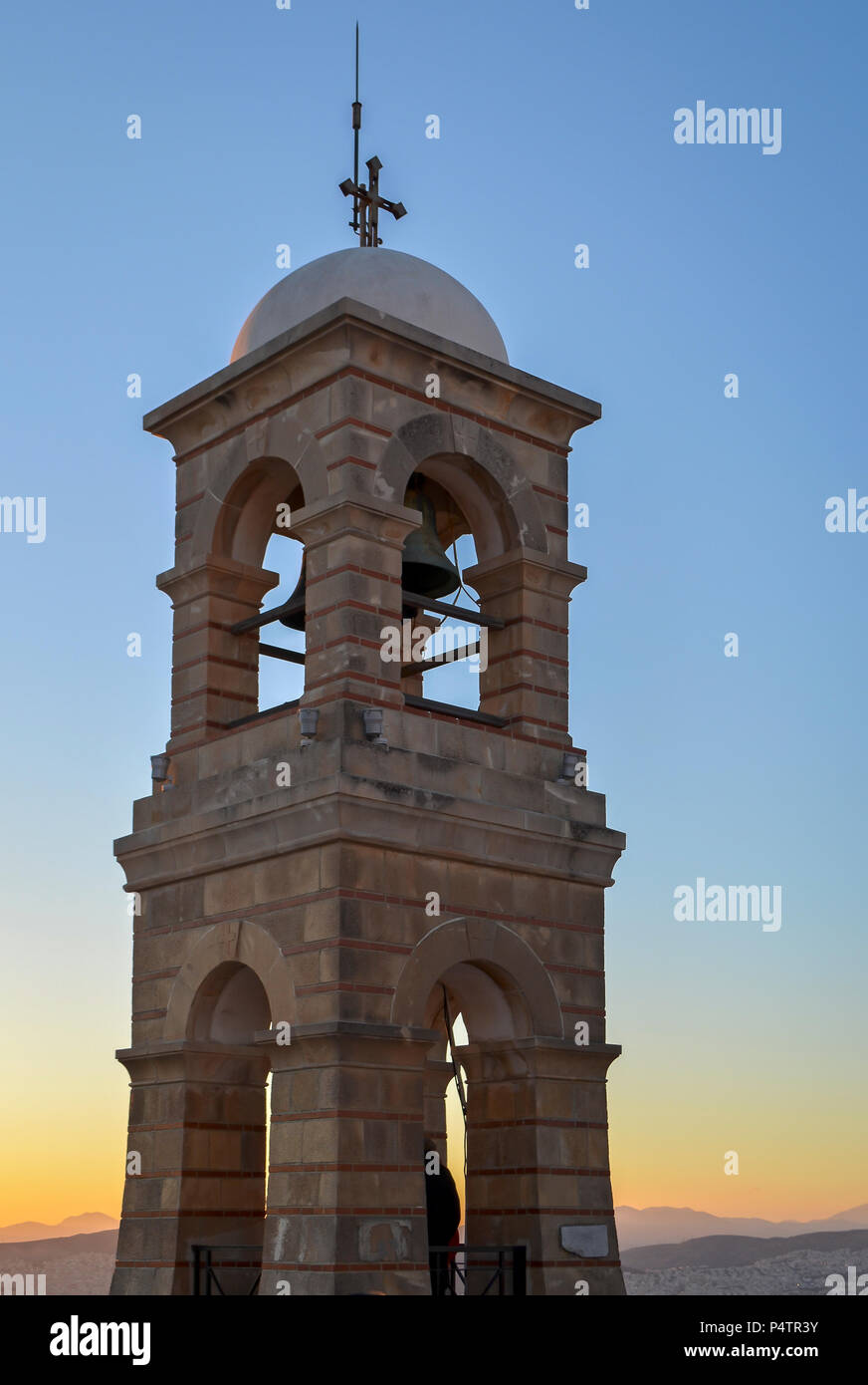 Kirchturm in Athen Lycabettus Hügel bei Sonnenuntergang in Athen, Griechenland Stockfoto
