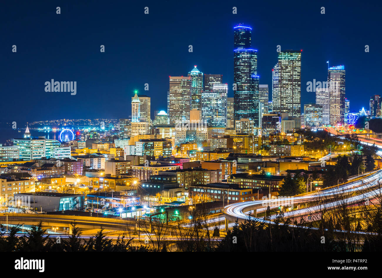 Seattle Stadtbild bei Nacht mit Ampel auf Autobahn, Washington, Usa. Stockfoto