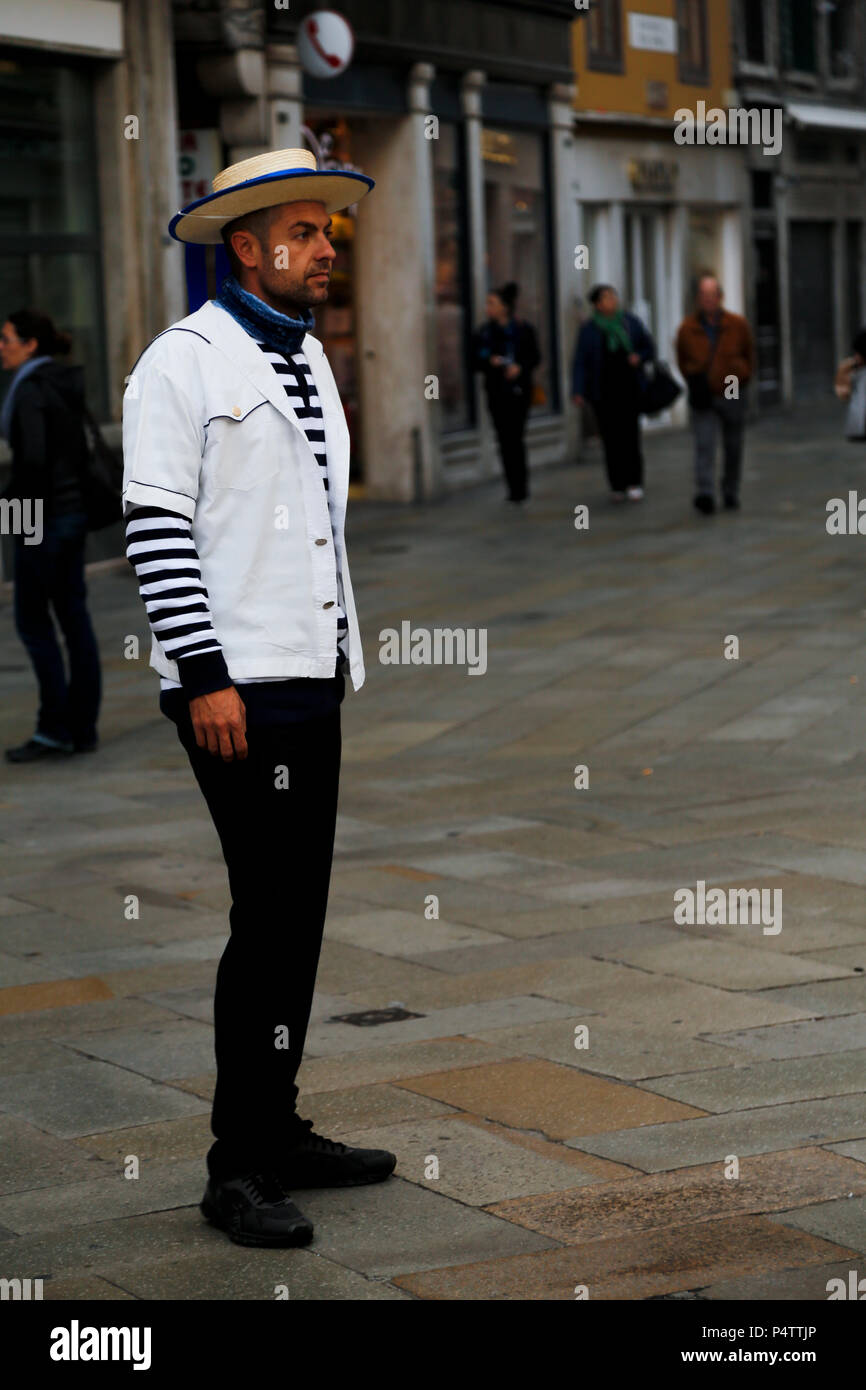 Hübscher junger Venezianischen Gondoliere für Kunden am frühen Morgen in San Bartolomeo Square, Rialto Brücke, Venedig, Italien warten Stockfoto