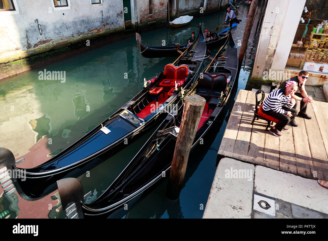 Zwei venezianische Gondolieri sitzt neben ihre Boote, Warten auf Kunden, Venedig, Italien Stockfoto