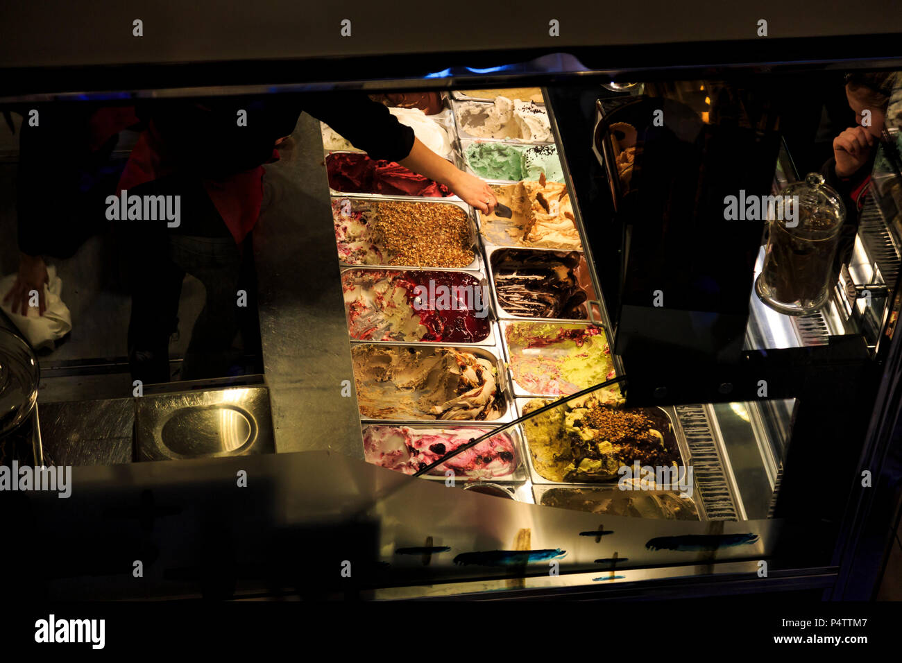 Suchen in auf vielen Wannen von gelato Aromen von oben, Venedig, Italien. Stockfoto