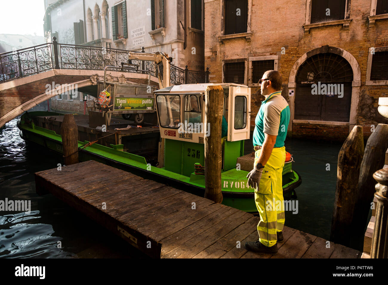 Venezianische Lumpensammler und Boot für morgen Drop-offs, in der Nähe von Rialto Brücke, Venedig, Italien warten. Stockfoto
