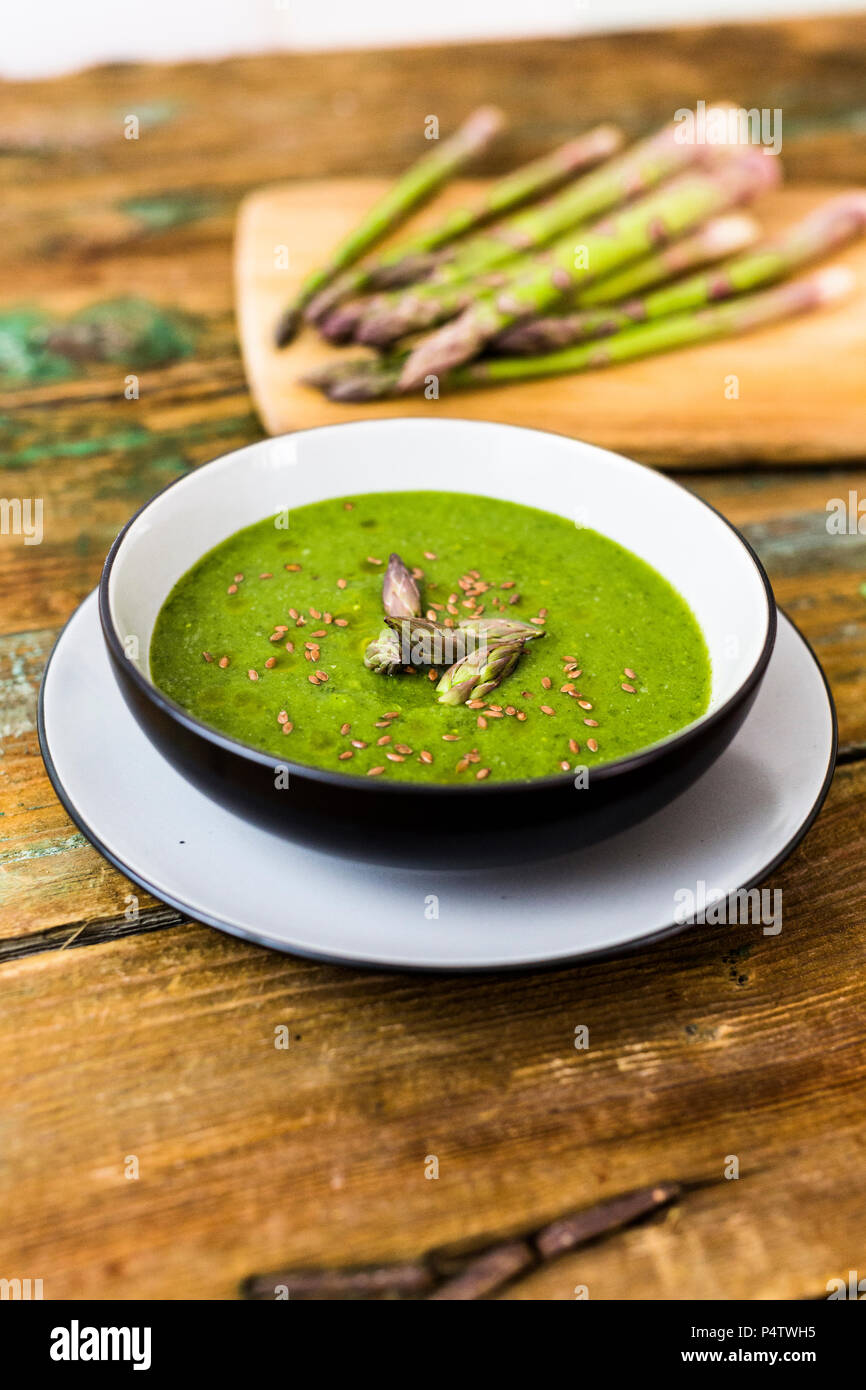Frischen grünen Spargel, Spargel Suppe in der Schüssel Stockfoto