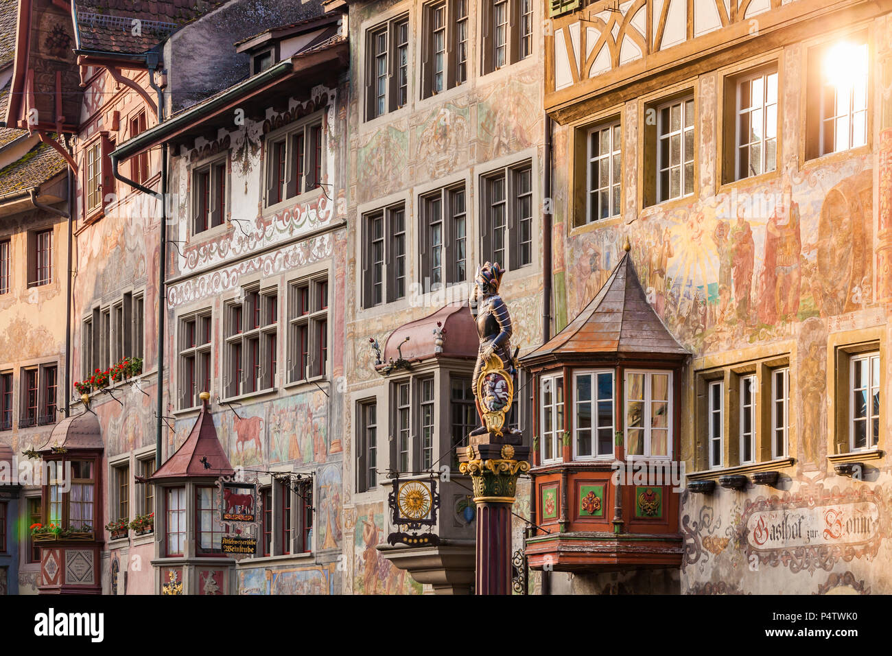 Schweiz, Stein am Rhein, Altstadt, historische Häuser am Rathausplatz, Fresken, Skulpturen am Brunnen Stockfoto
