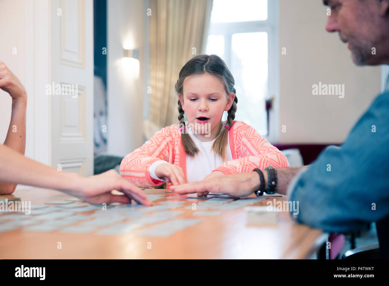 Familie spielen Memory auf dem Tisch zu Hause Stockfoto