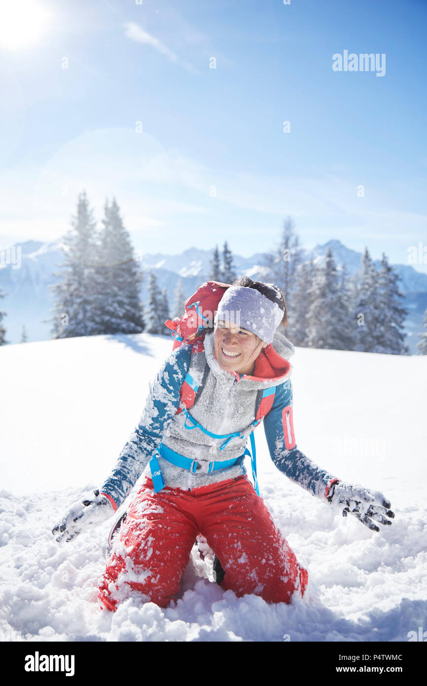 Österreich, Tirol, weibliche Wanderer Spaß im Schnee Stockfoto
