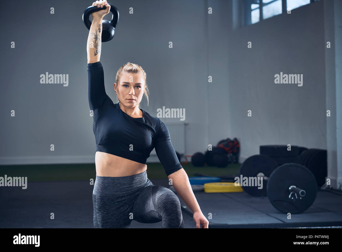 Frau tun kettlebell Übung im Fitnessstudio Stockfoto