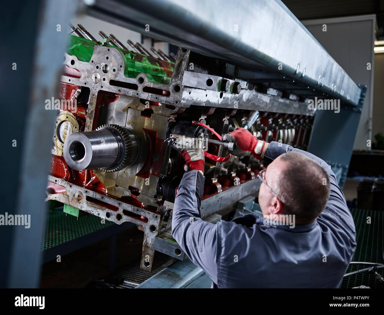 Arbeiter in der Fabrik Instandsetzung des Motorblocks Stockfoto