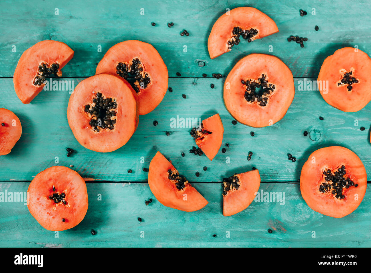 In Scheiben geschnittene Papaya auf Blau Holz Stockfoto