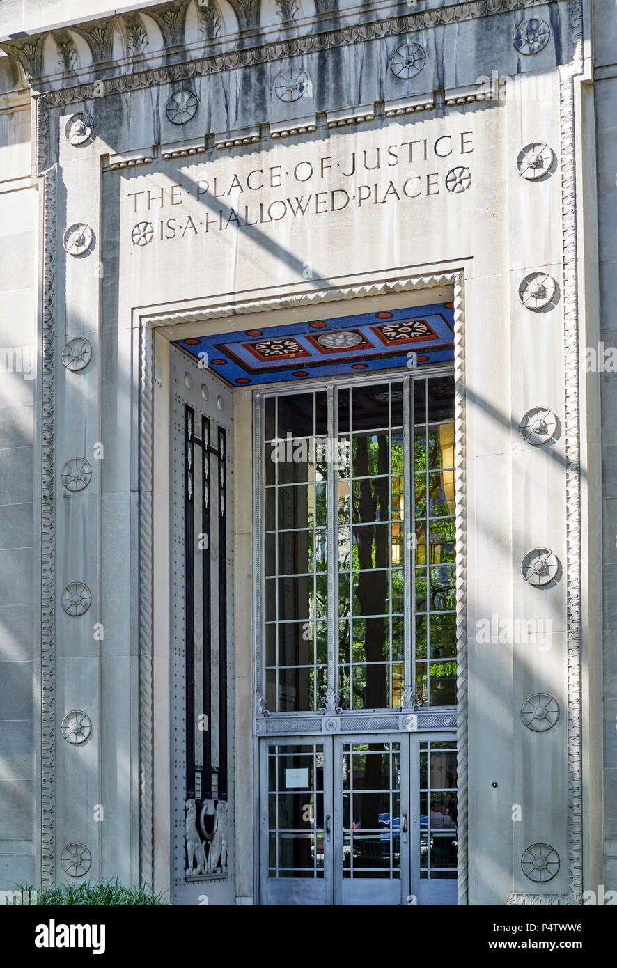 Washington DC, USA - Juni 5, 2018: Robert F Kennedy Justizministerium Gebäude Eingang mit amerikanischer Flagge über dem Eingang und den Ort der Gerechtigkeit i Stockfoto