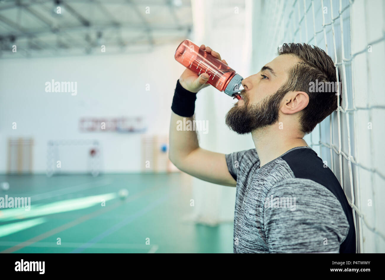 Basketball Spieler trinken aus Kunststoff Flasche Stockfoto