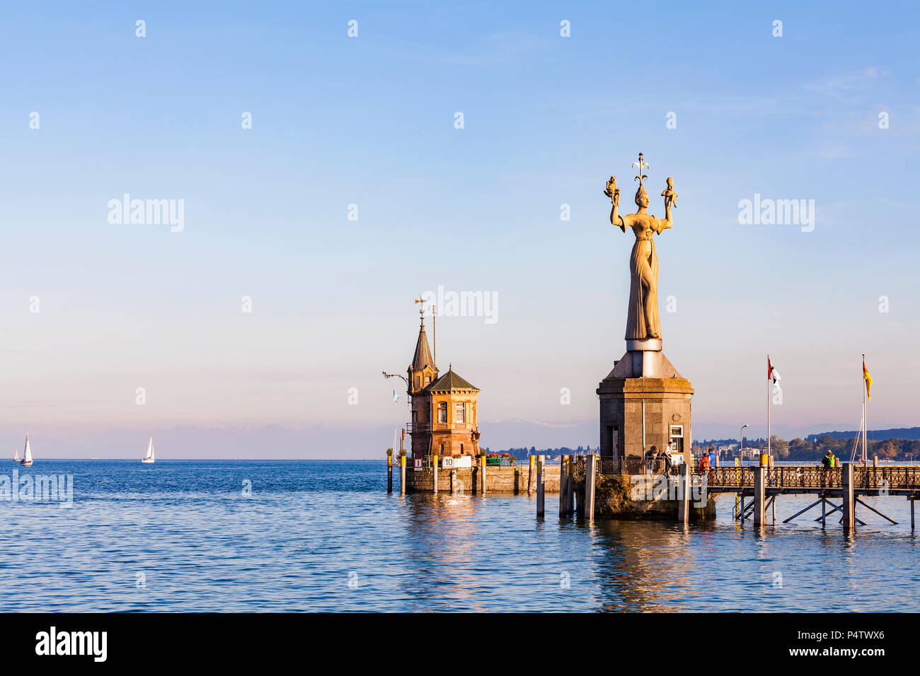 Deutschland, Konstanz, Blick auf die Hafeneinfahrt mit Leuchtturm und Imperia Stockfoto