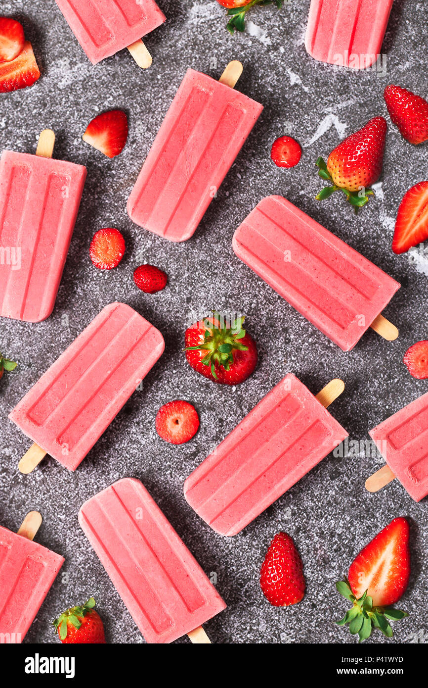 Selbstgemachte Erdbeer Eis am Stiel und Erdbeeren auf Marmor Stockfoto