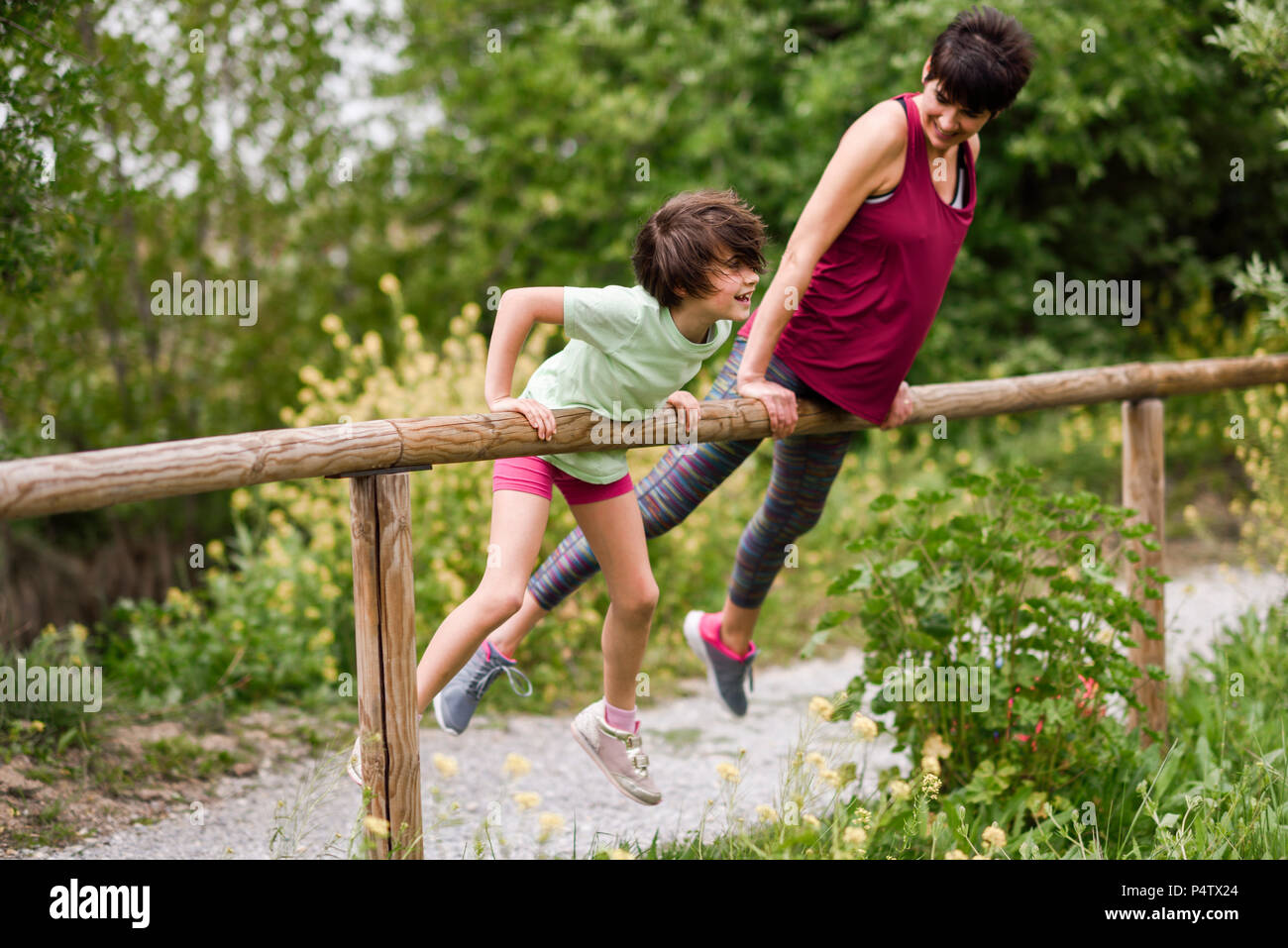 Mutter und Tochter Spaß in der Natur Umwelt Stockfoto