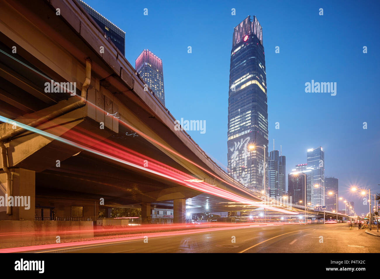 China, Peking, Central Business District und Verkehr in der Nacht Stockfoto