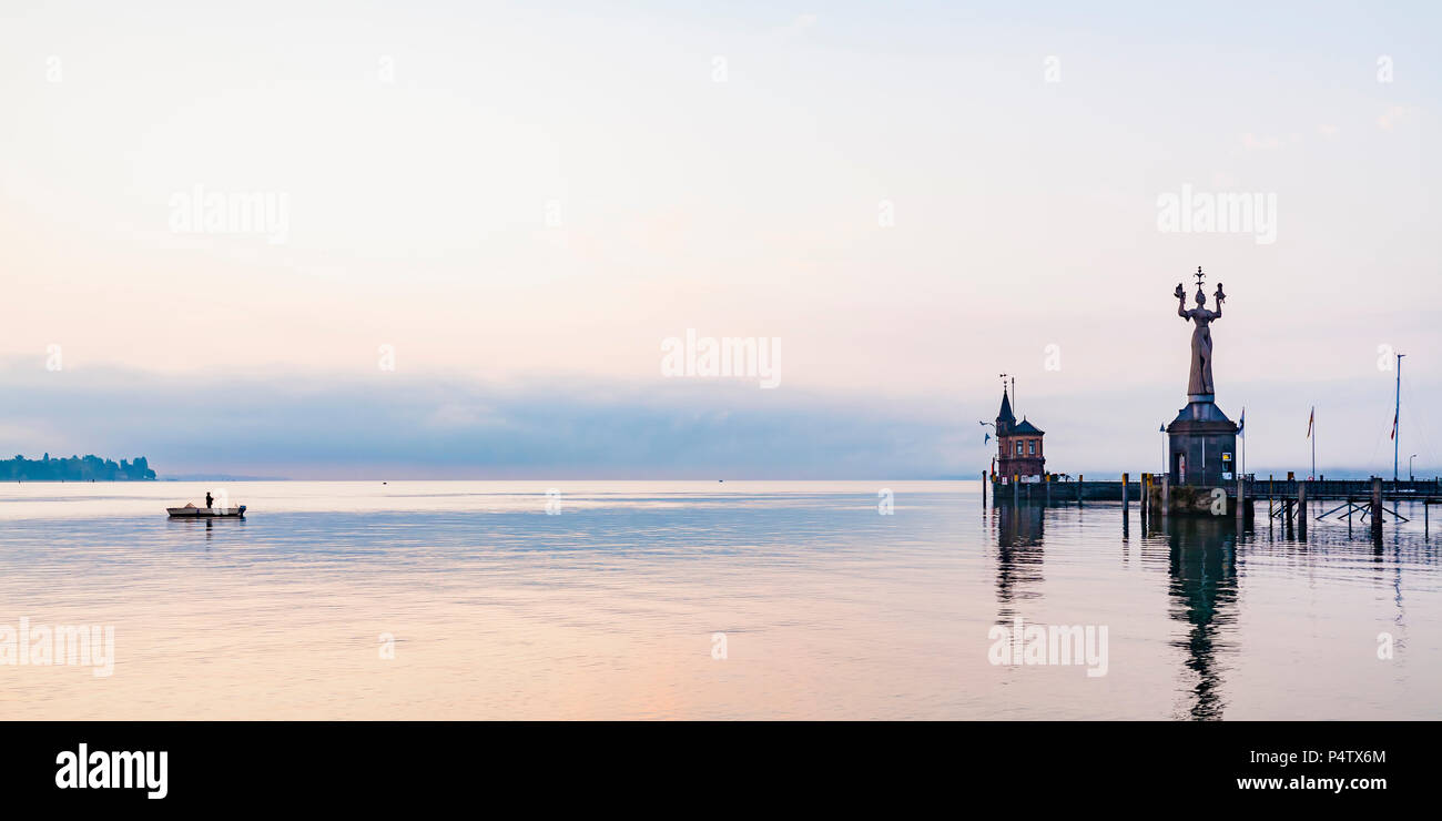 Deutschland, Konstanz, Blick auf die Hafeneinfahrt mit Leuchtturm und Imperia Stockfoto