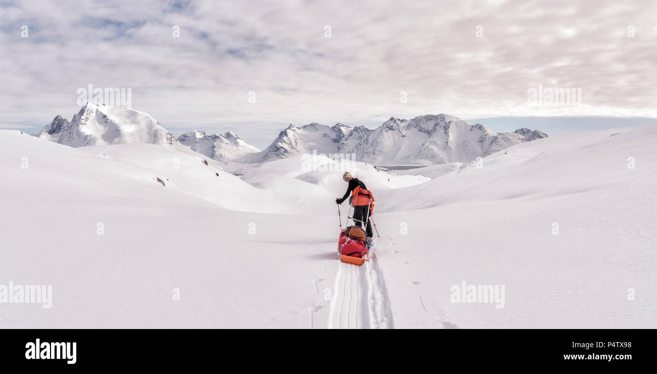 Grönland, Schweizerland Alpen, Kulusuk, Tasiilaq, weiblich ski Tourer Stockfoto