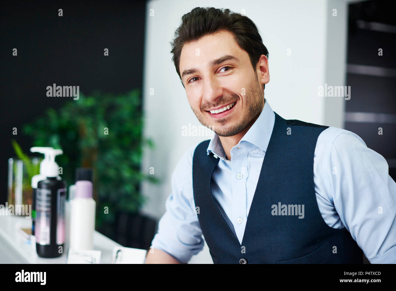 Portrait von zuversichtlich Friseur Stockfoto