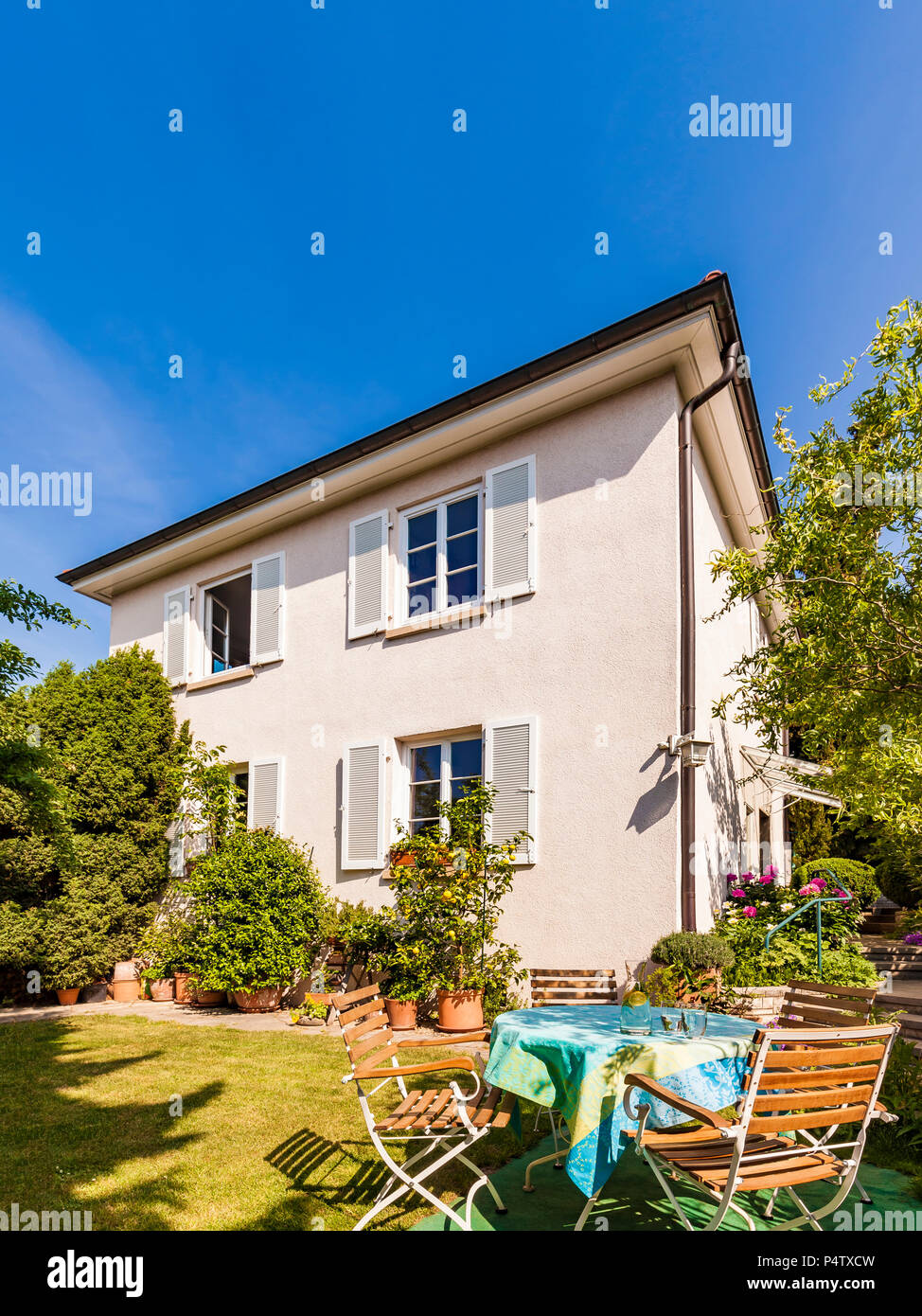 Deutschland, Stuttgart, Einfamilienhaus, Garten Tisch mit Gartenstühlen Stockfoto