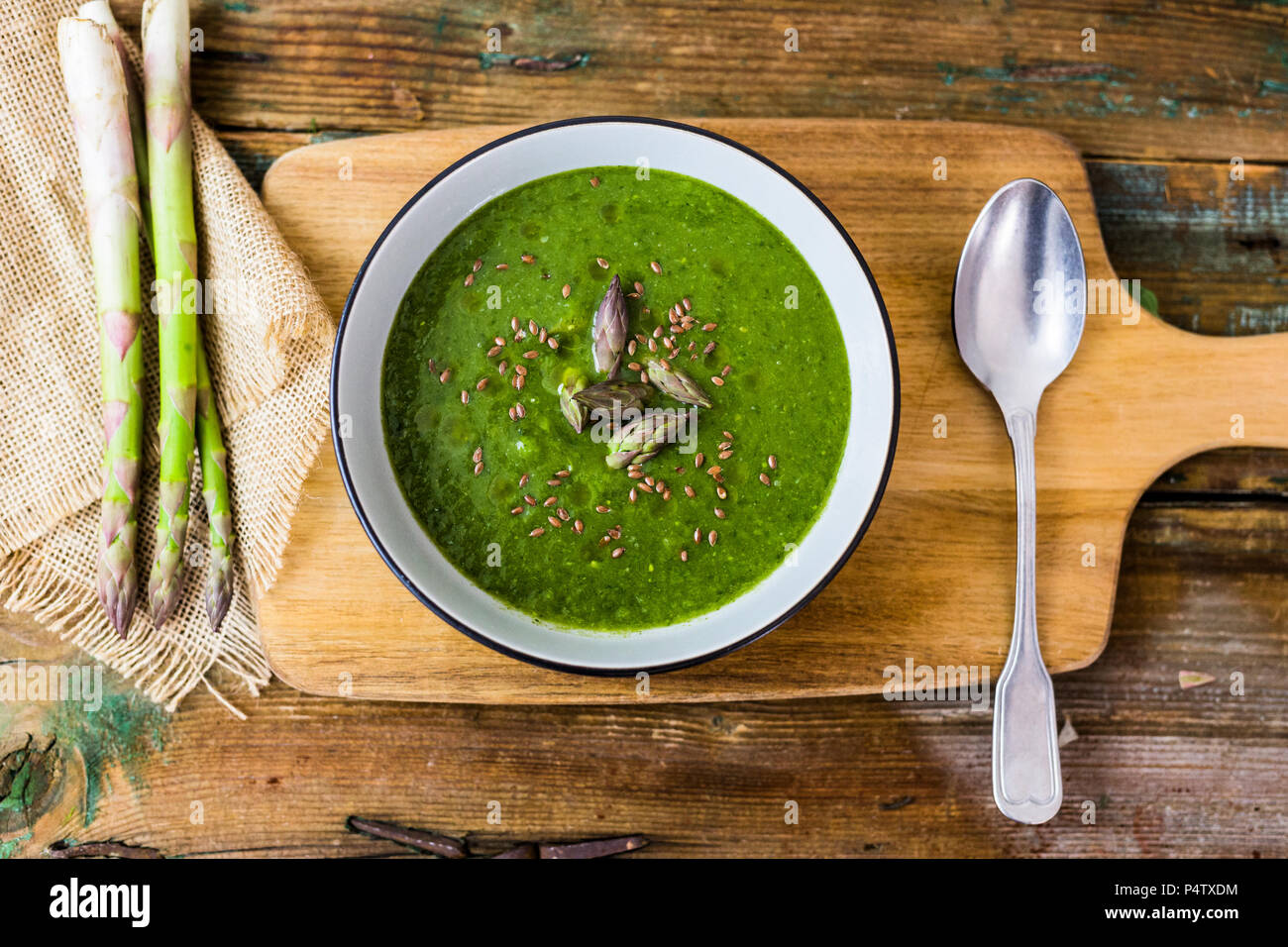 Frischen grünen Spargel, Spargel Suppe in der Schüssel Stockfoto