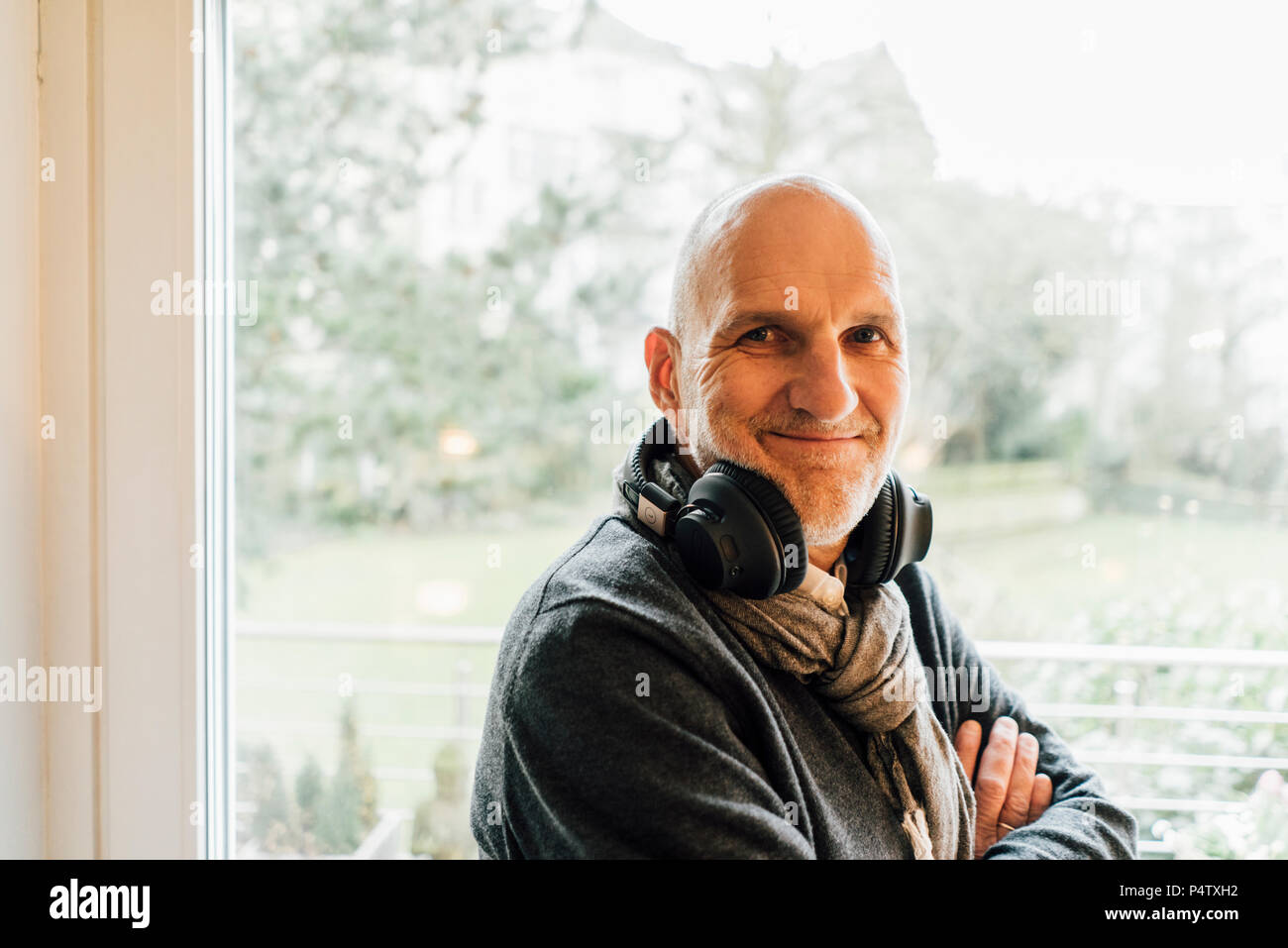 Porträt eines lächelnden älteren Mann mit Kopfhörer Stockfoto