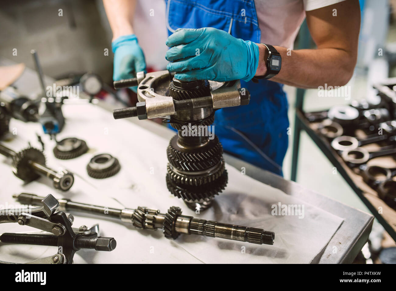 Nahaufnahme der Mechaniker arbeiten an der Teile eines Autos in einer Werkstatt Stockfoto