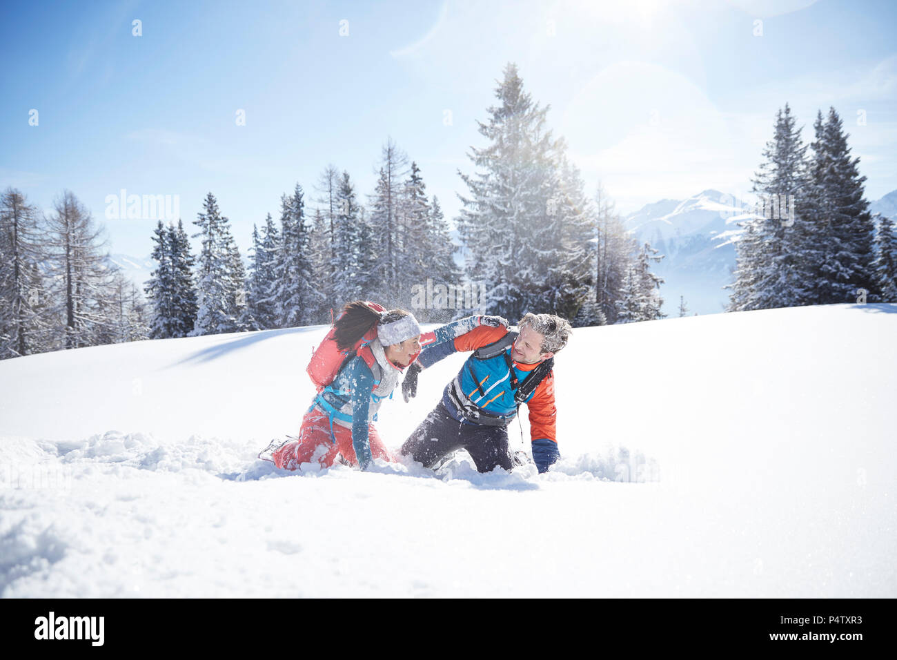 Österreich, Tirol, Paar, das Spaß im Schnee Stockfoto