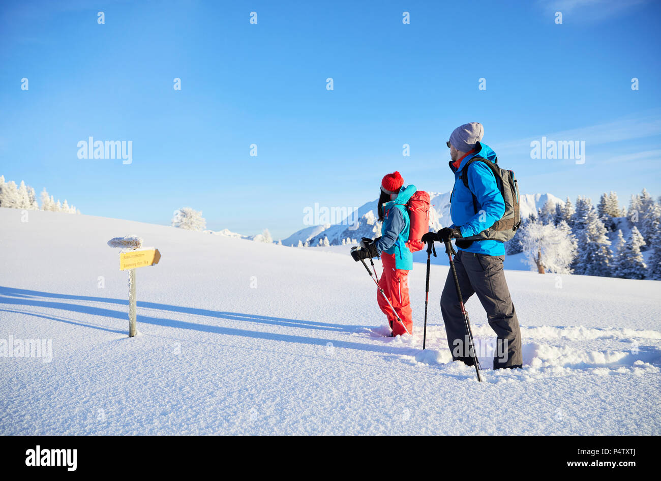 Österreich, Tirol, paar Schneeschuhwandern, vor Schild Stockfoto