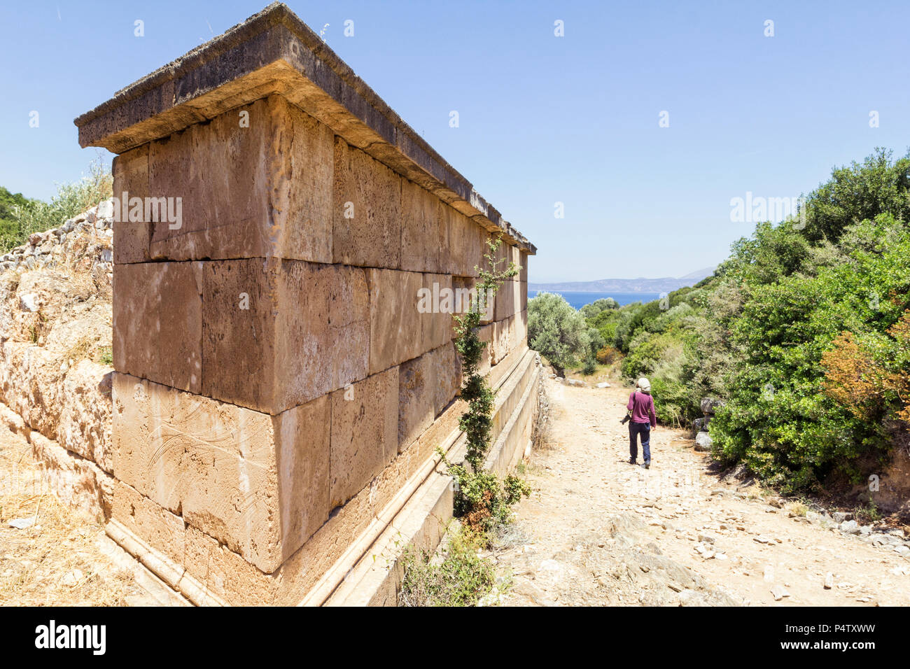 Griechenland, Attika, antike Stadt Rhamnous, altes Grab und touristische Stockfoto