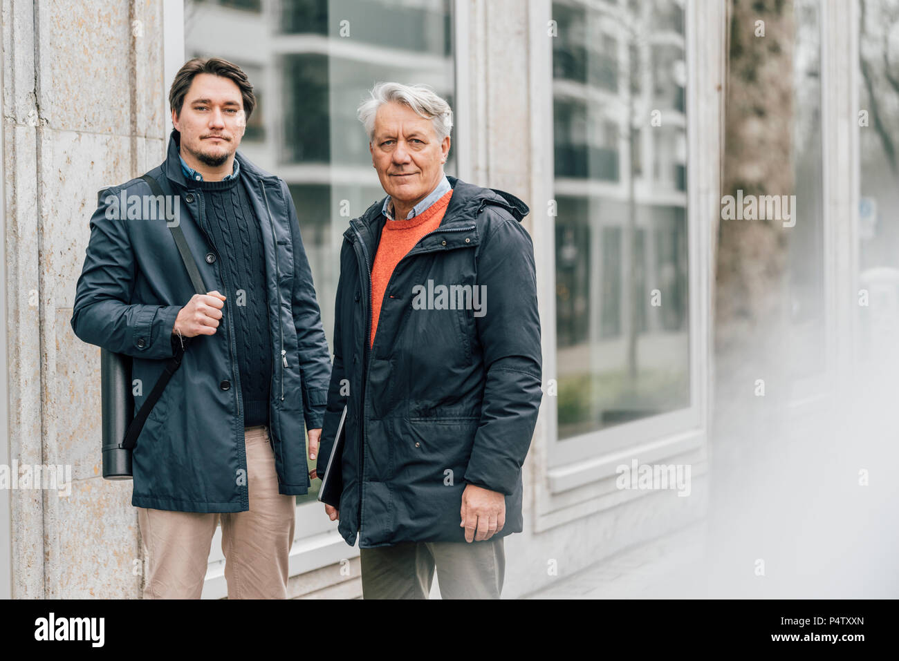 Portrait des jungen Mannes und der älteren Menschen in der Stadt Stockfoto
