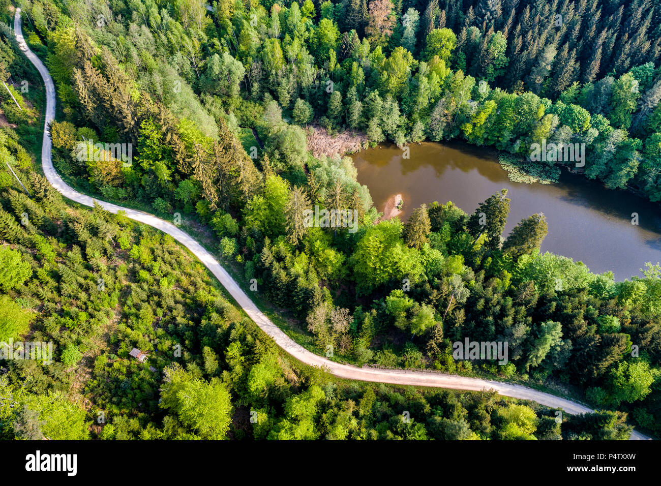 Deutschland, Baden-Württemberg, Schurwald, Luftaufnahme der Straße am Herrenbach Behälter Stockfoto