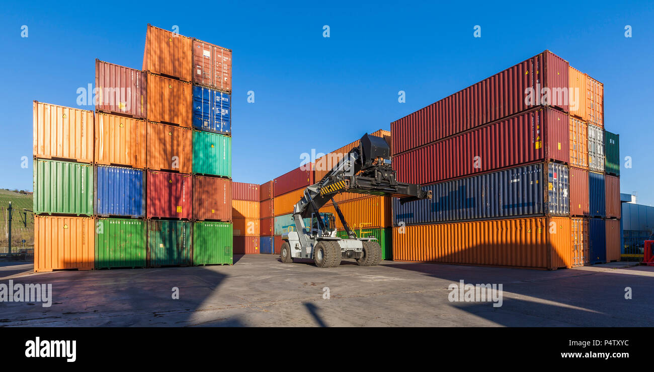Deutschland, gestapelte Container Stockfoto